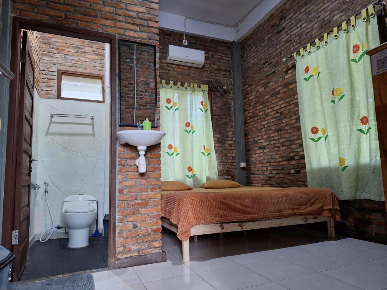 Bua Guest House Medan Exteriör bild