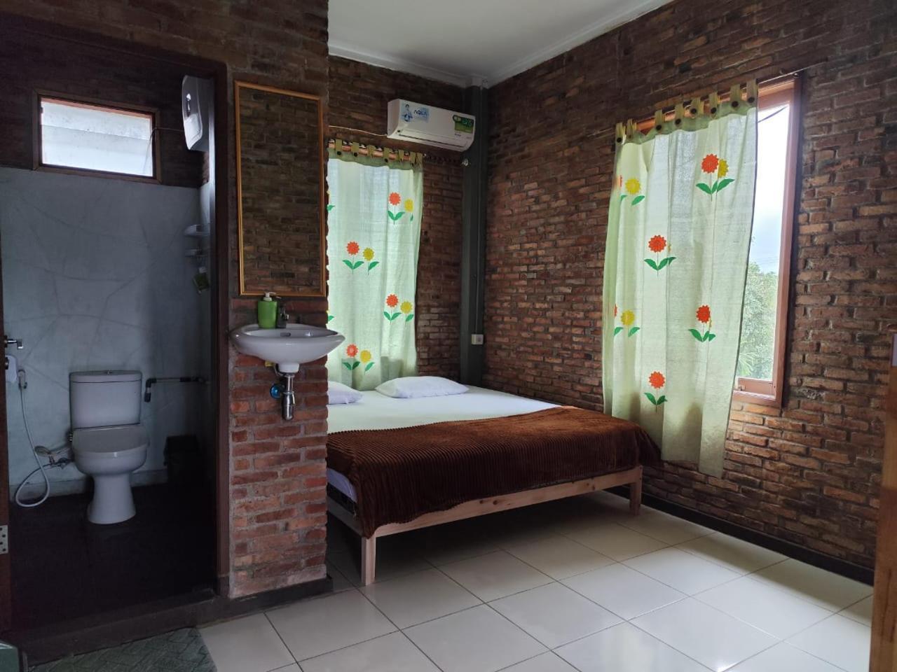 Bua Guest House Medan Exteriör bild